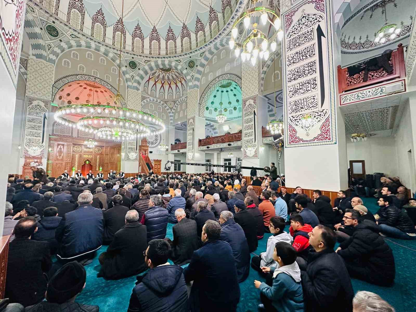 Depremde ağır yara alan Adıyaman’da Miraç Kandili idrak edildi