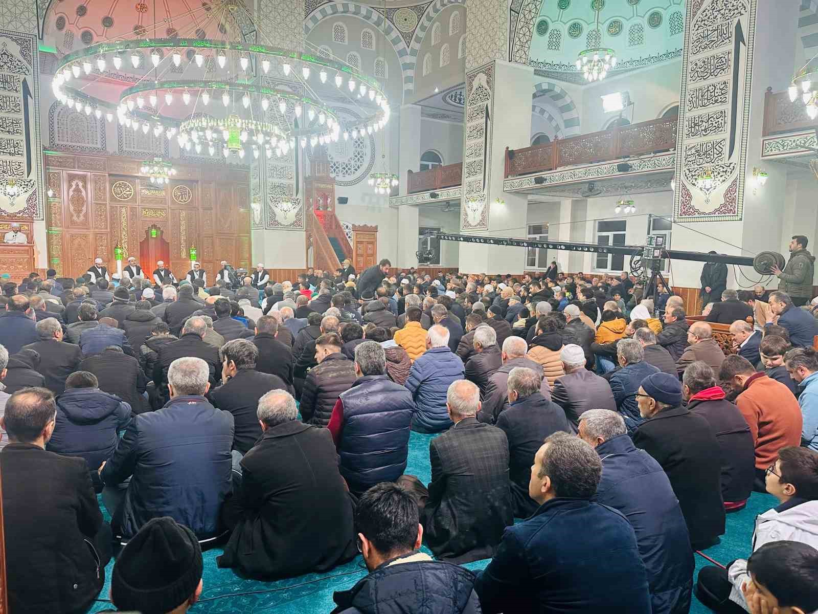 Depremde ağır yara alan Adıyaman&rsquo;da Mira&ccedil; Kandili idrak edildi
