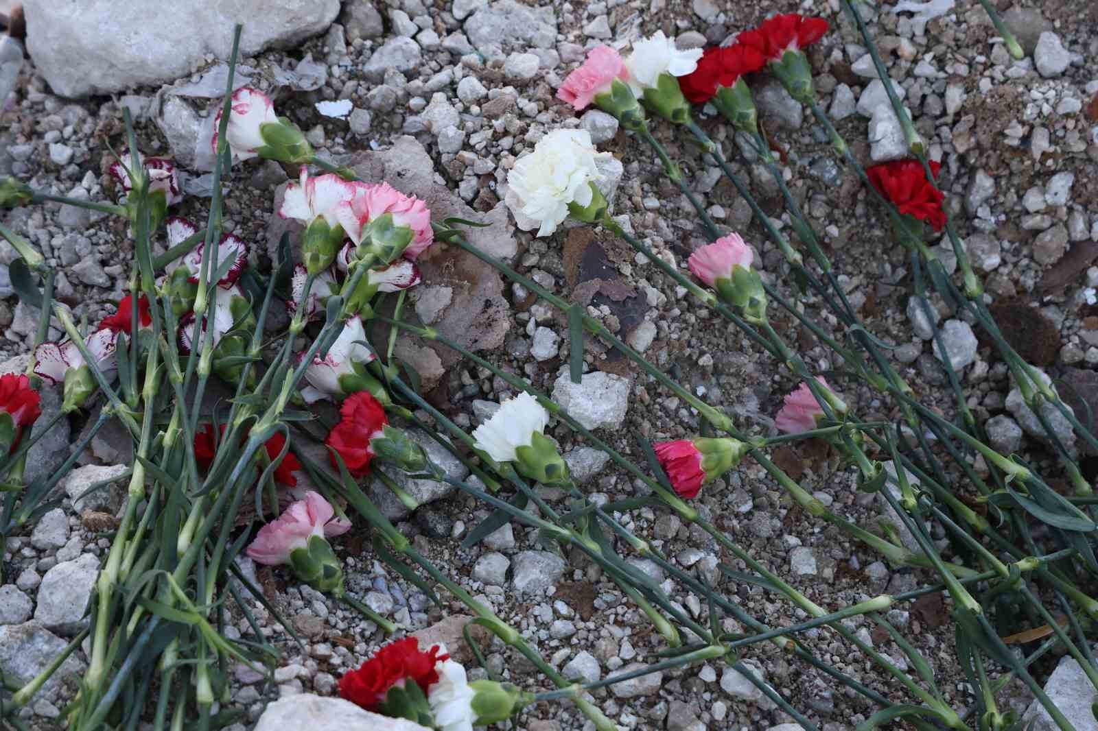 Hataysporlu futbolcular ve teknik ekip, R&ouml;nesans Rezidans enkazına karanfil bıraktı 