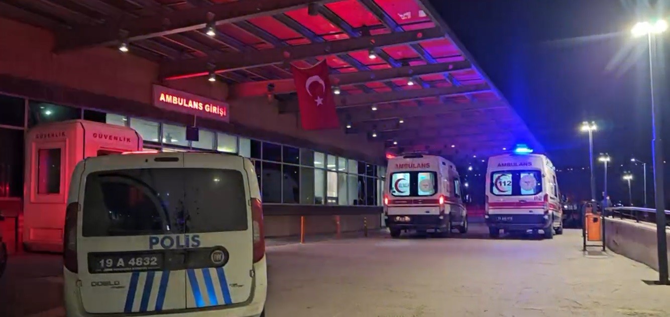 İstedikleri parayı alamayınca iki kişiyi bı&ccedil;akladılar
