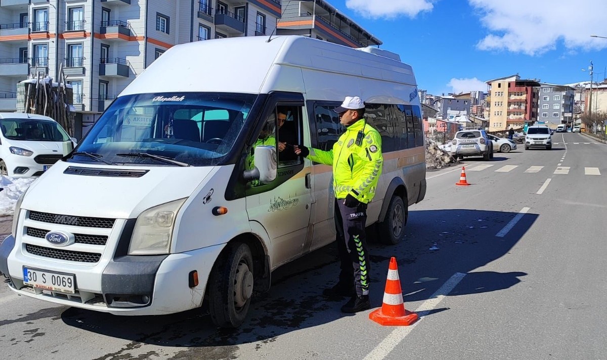 Hakkari’de okul çevreleri ile servis araçlarına yönelik uygulama yapıldı