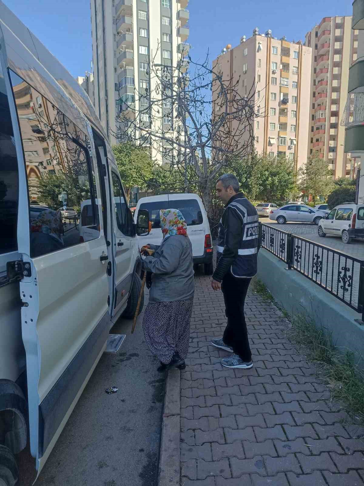 Adana’da camilerde dilenen kadınlar gözaltına alındı