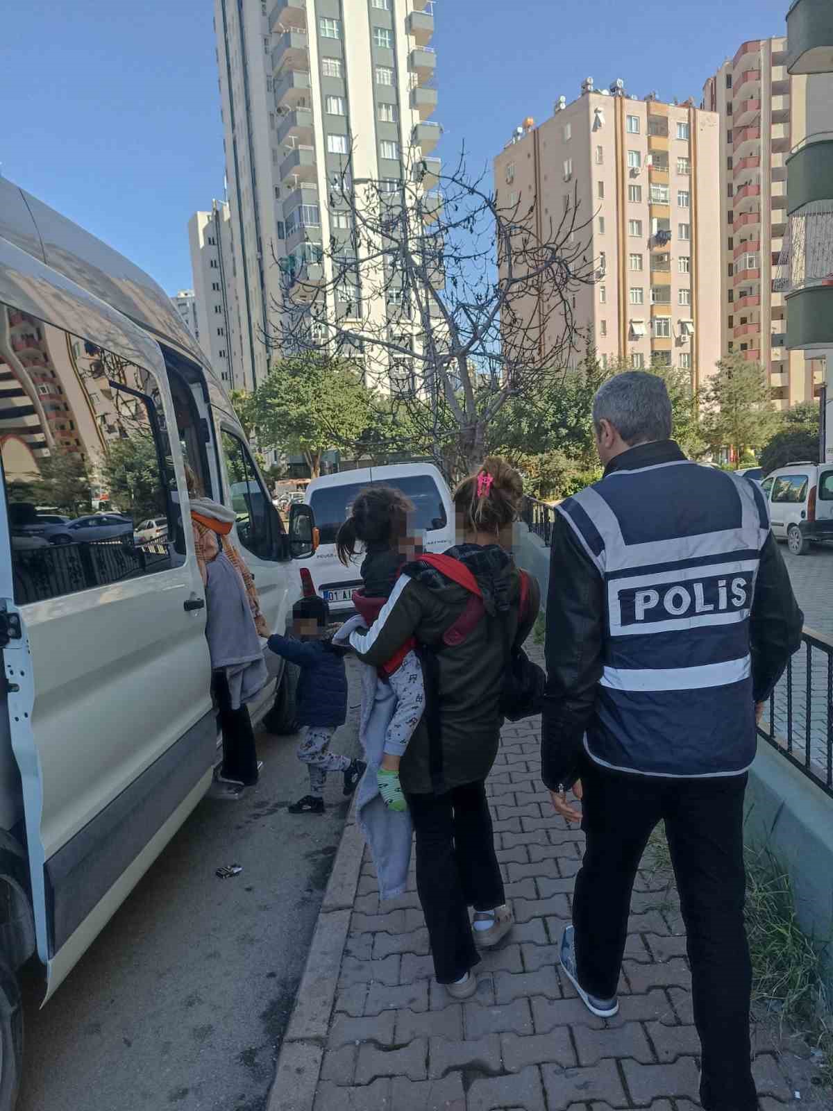 Adana’da camilerde dilenen kadınlar gözaltına alındı
