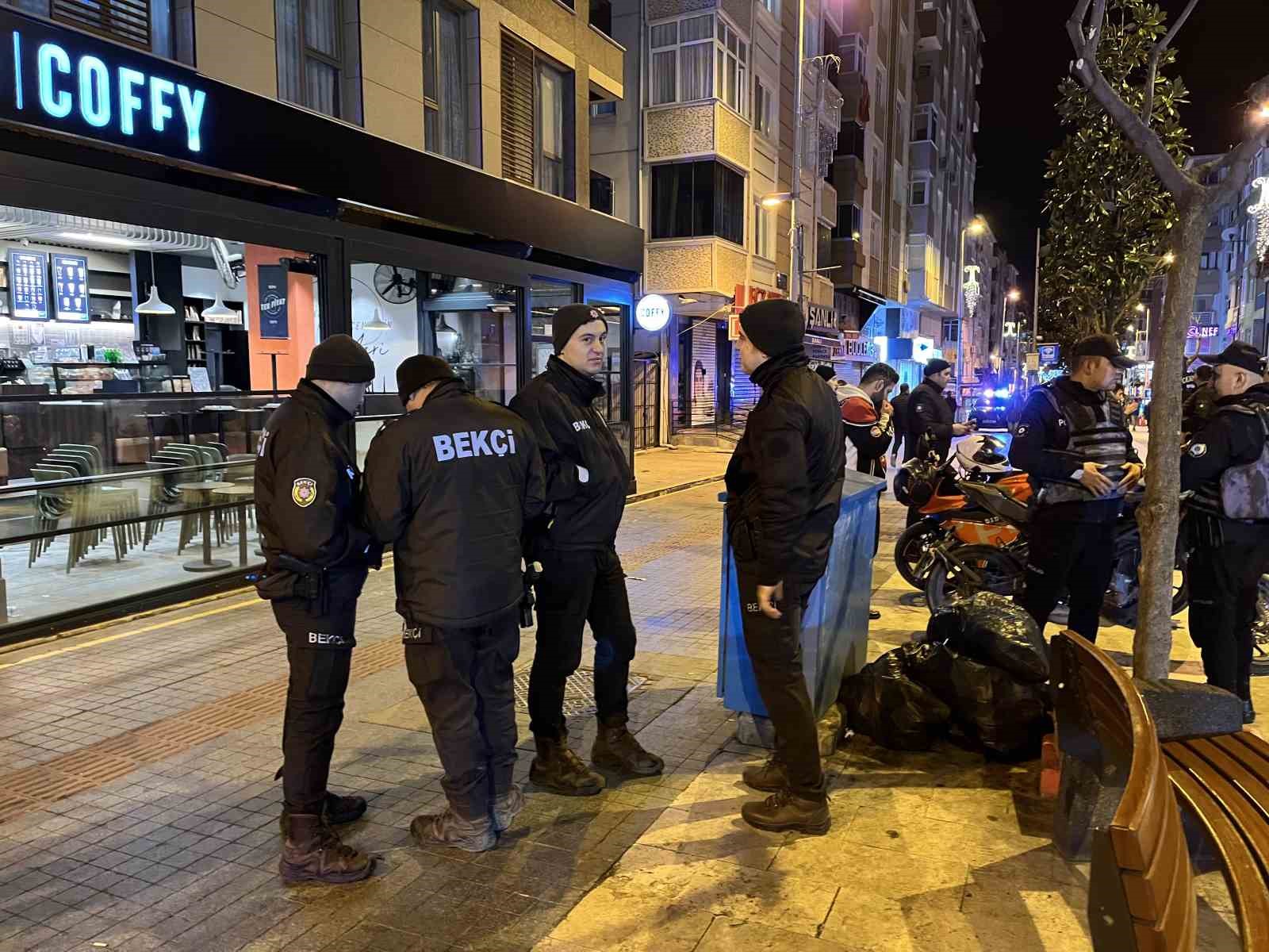 K&uuml;&ccedil;&uuml;k&ccedil;ekmece&rsquo;de tartıştığı esnafa kurşun yağdırdı: 2 yaralı
