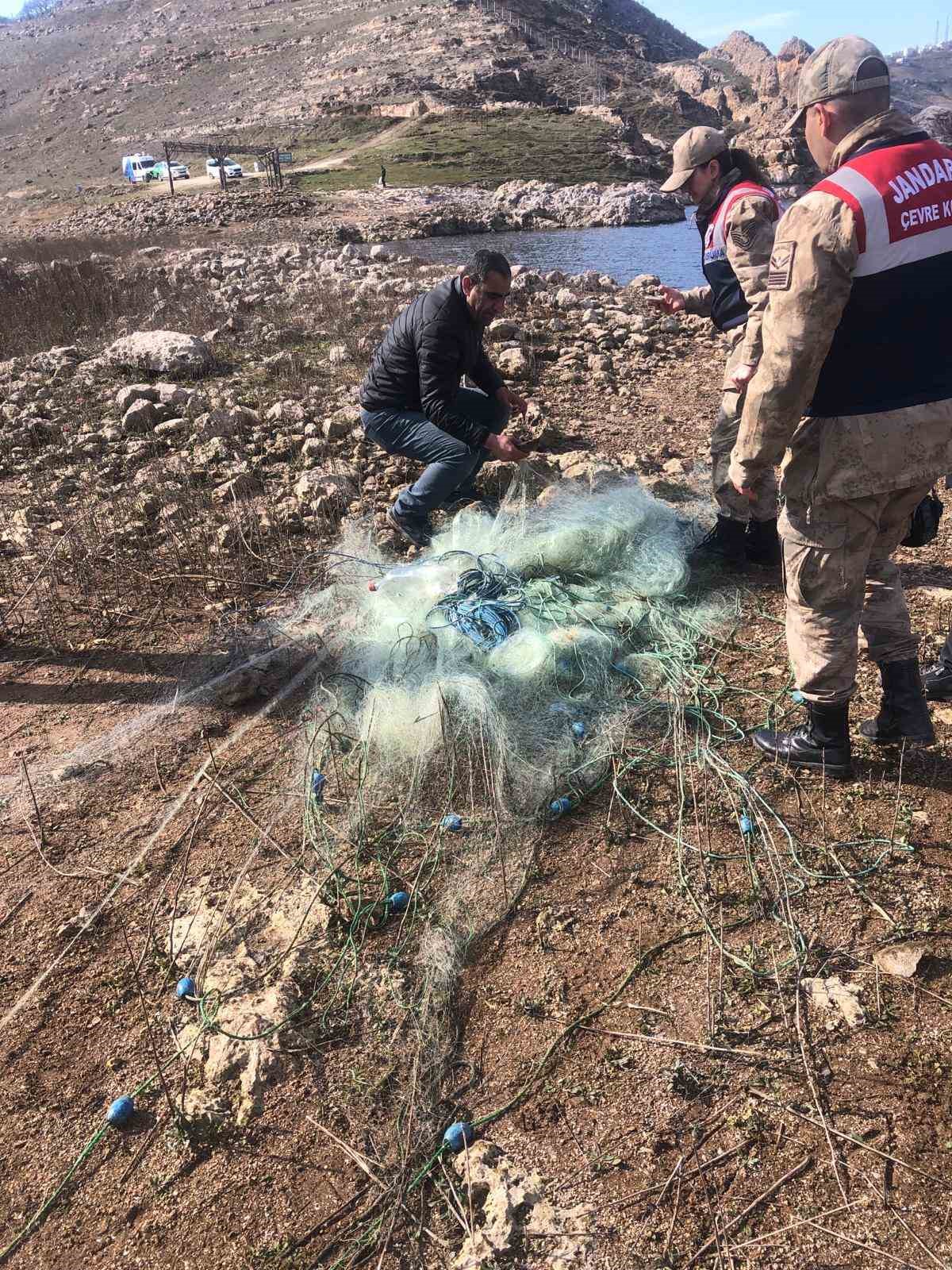 Diyarbakır’da kaçak avlanmada kullanılan 500 metre ağ ele geçirildi