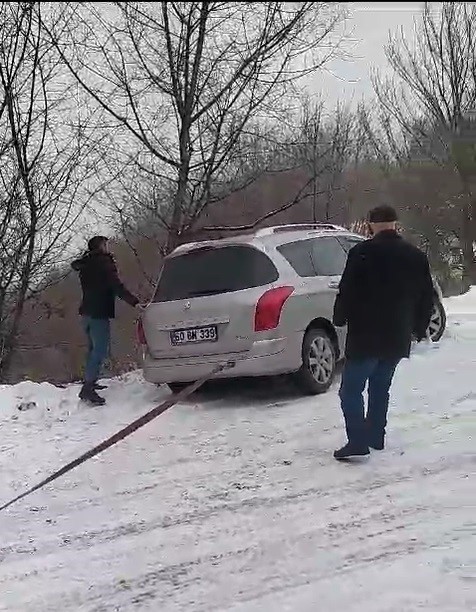 Tokat&rsquo;ta karlı yolda tır mahsur kaldı, kayan aracı ise u&ccedil;uruma d&uuml;şmekten ağa&ccedil; kurtardı
