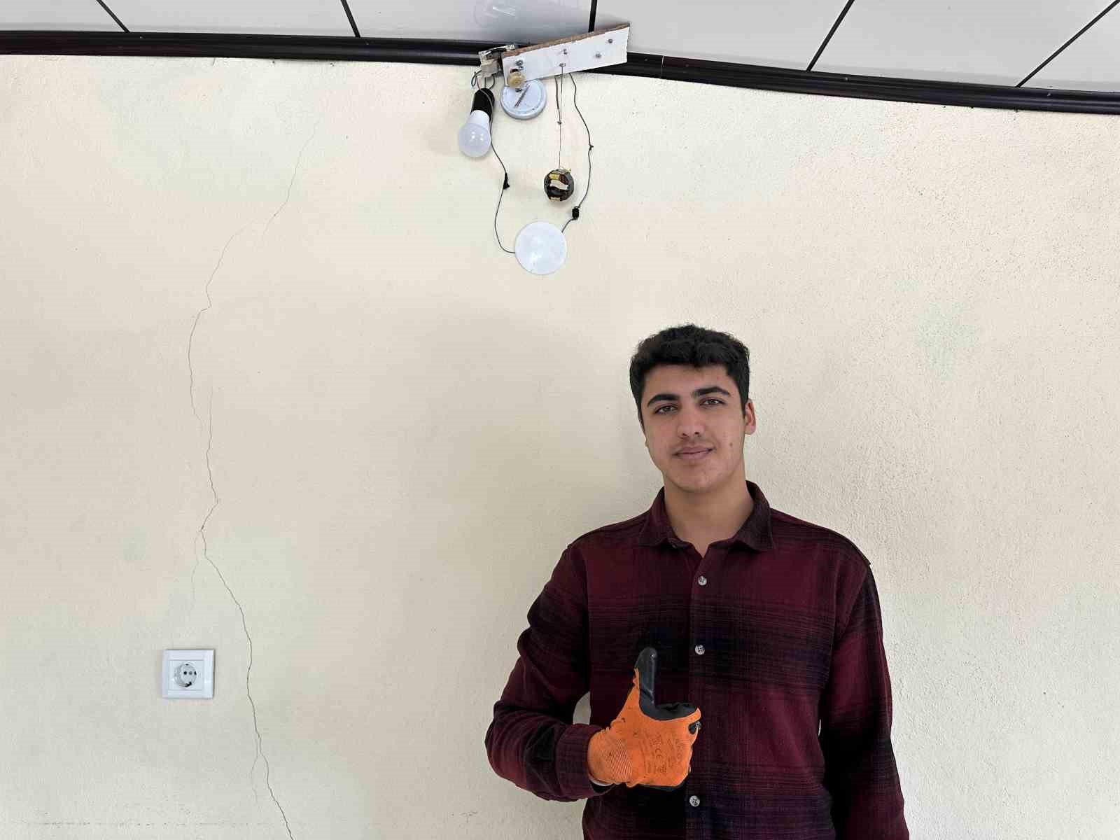 Y&uuml;ksekovalı gen&ccedil; depreme duyarlı alarm cihazı yaptı
