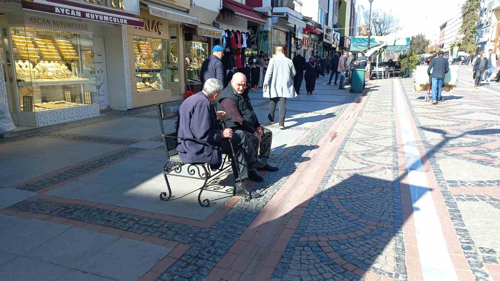 Edirne&rsquo;de g&uuml;neşi g&ouml;ren dışarı koştu
