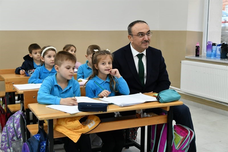 Vali &ouml;ğrencilerle ders işledi
