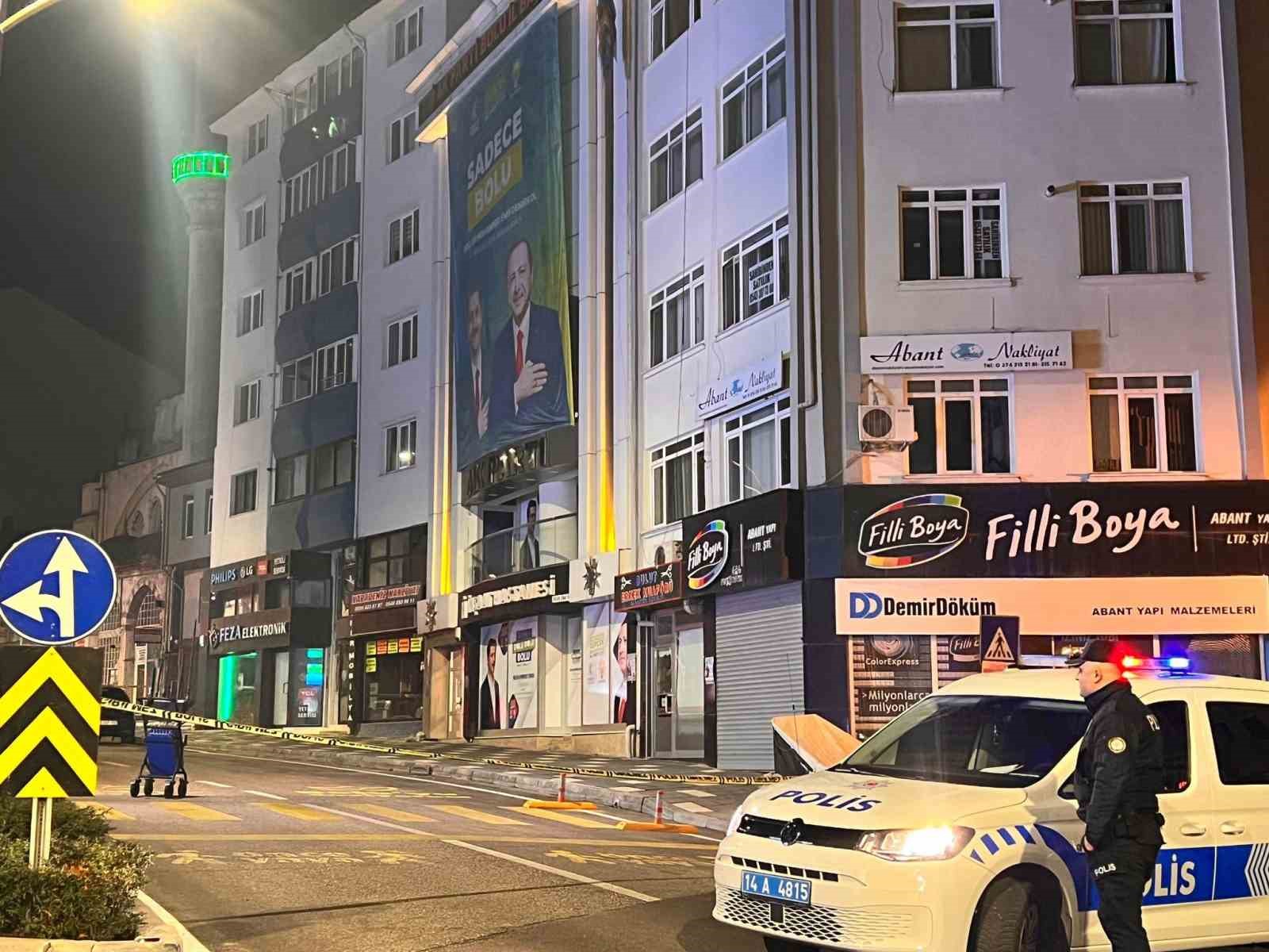 AK Parti binası &ouml;n&uuml;nde ş&uuml;pheli paket paniği
