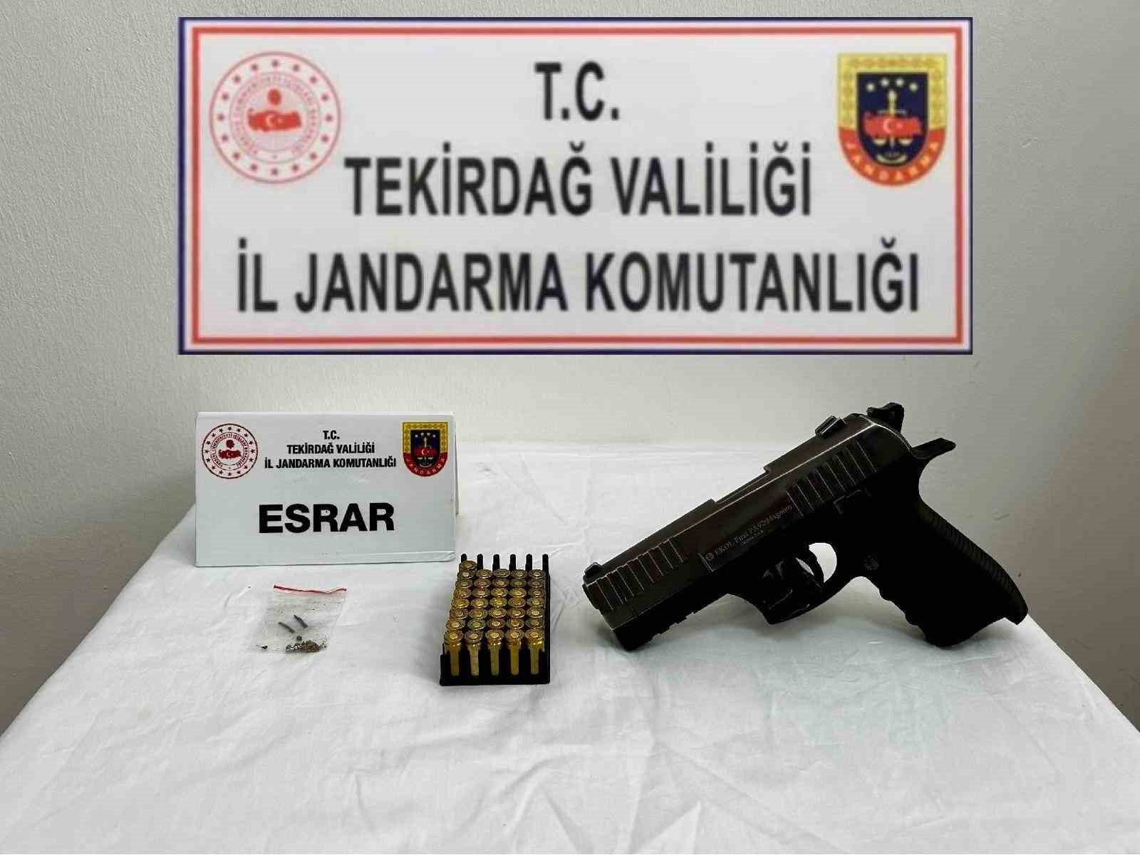Jandarmadan yasaklı maddeye ge&ccedil;it yok: 4 g&ouml;zaltı
