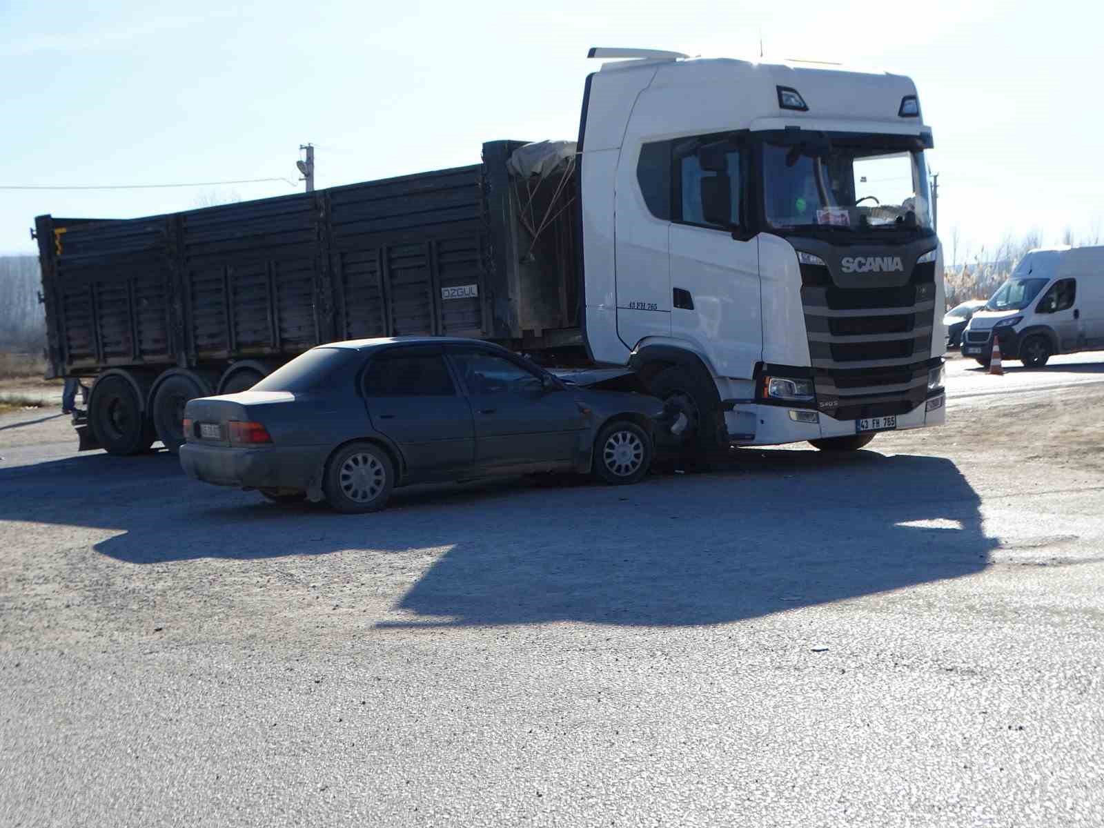 Hisarcık’ta tır ile otomobil çarpıştı: 4 yaralı