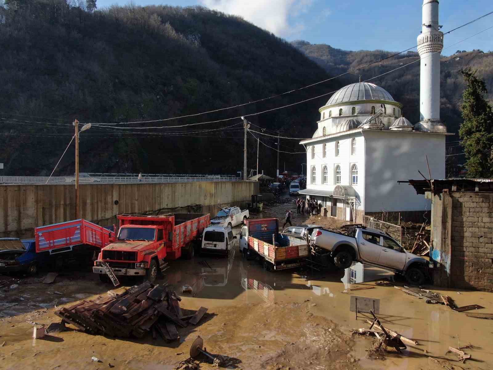 Artvin Borçka’da caminin içinde mahsur kalan cemaat o anları anlattı
