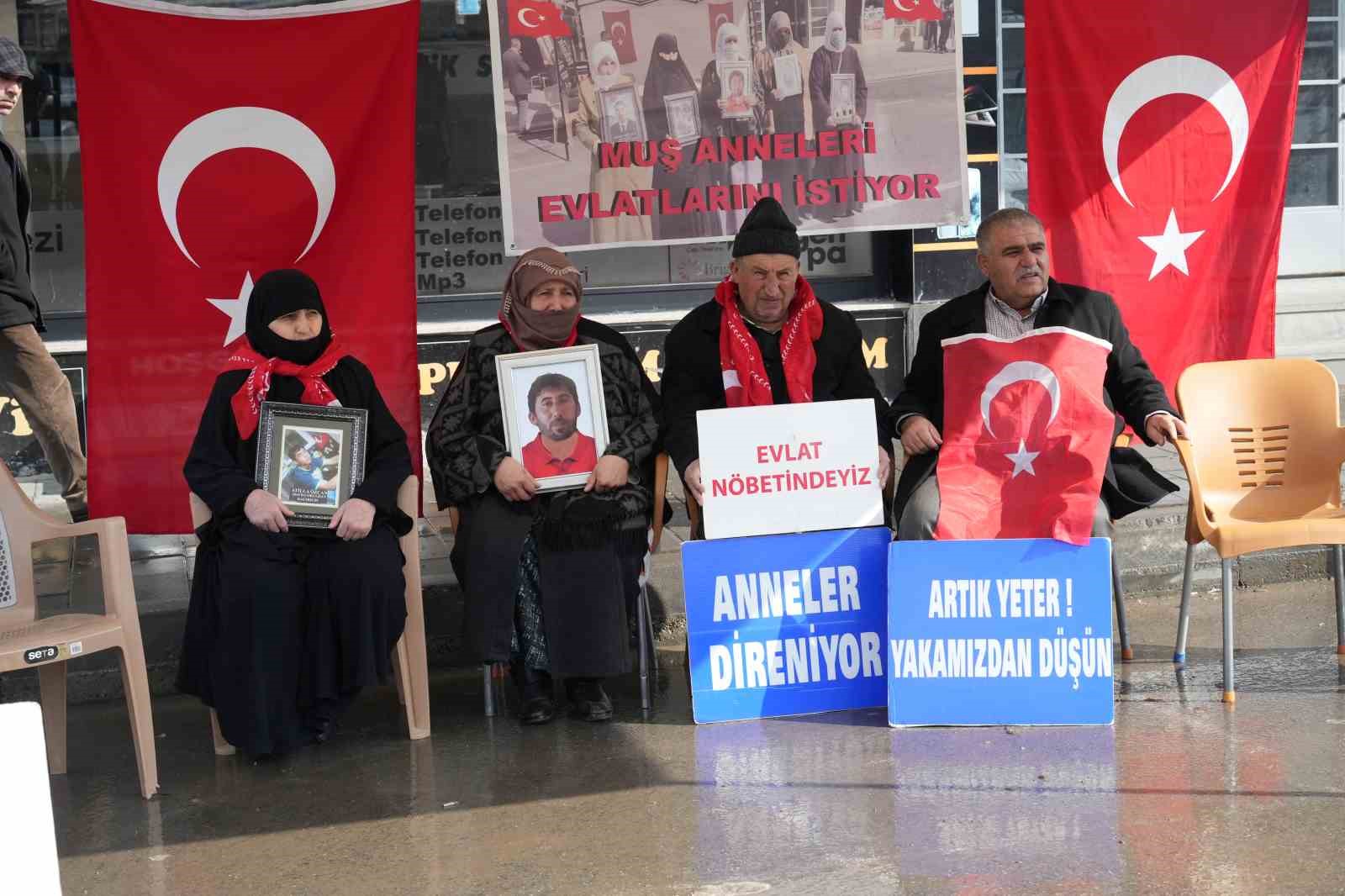 Muşlu ailelerin evlat nöbeti devam ediyor
