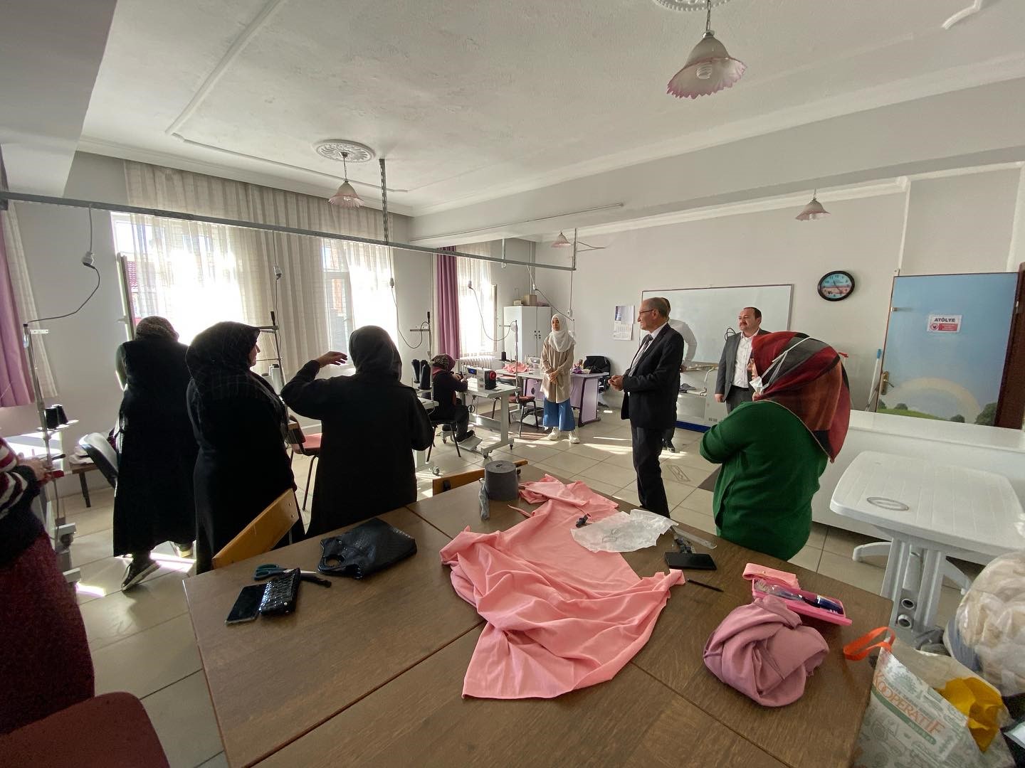 Domaniç Belediyesinden HEM’e dikiş makinesi desteği