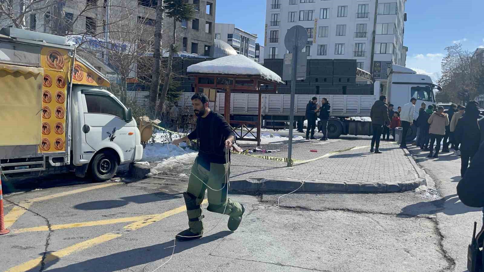 Tatvan&rsquo;da ş&uuml;pheli &ccedil;anta paniği
