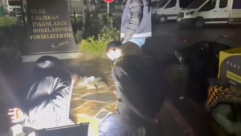 Kartal’da uyuşturucu sevkiyatı yapan moto kurye suçüstü yakalandı