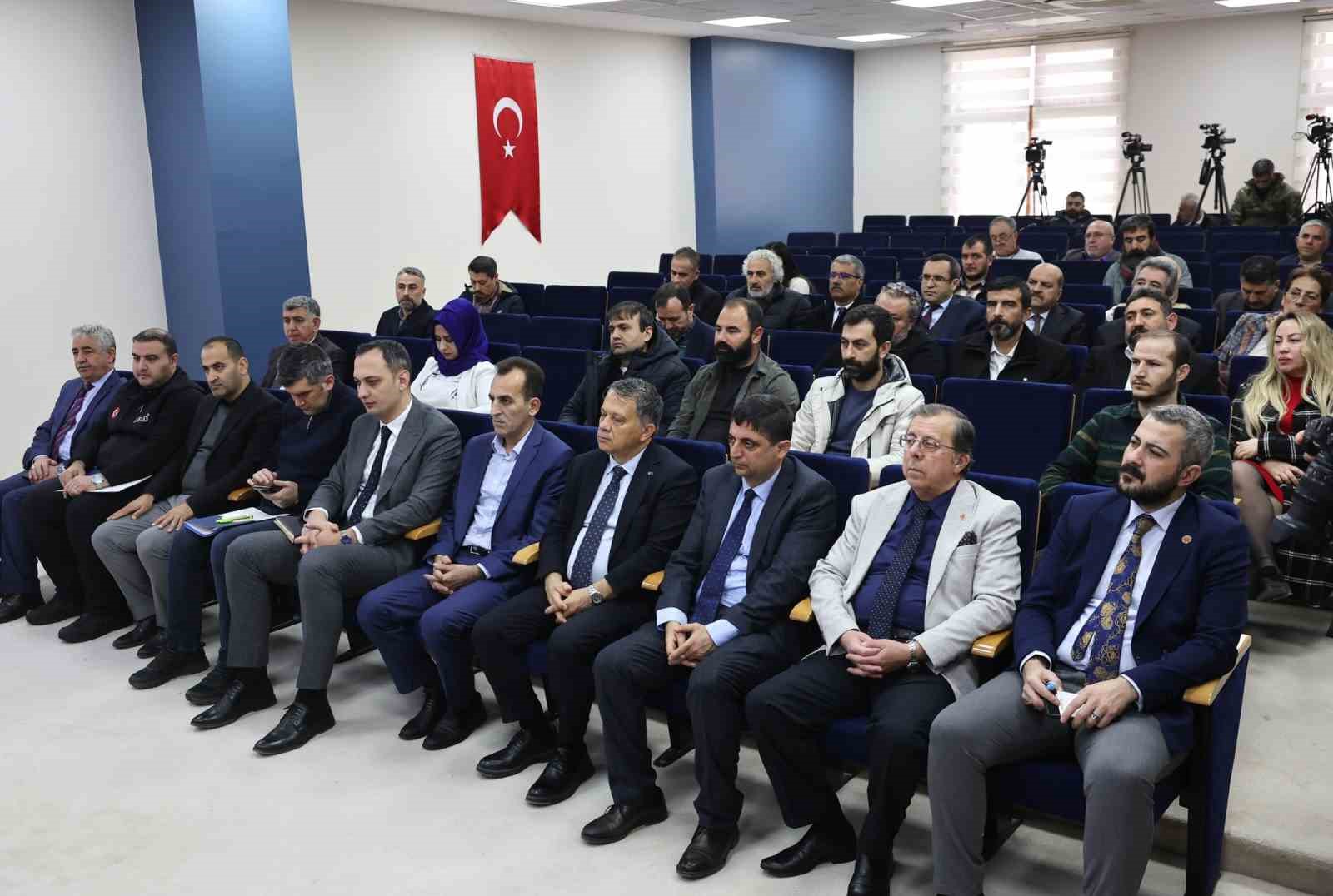 Vali Varol, kentteki 1 yıllık &ccedil;alışmaları gazetecilere anlattı
