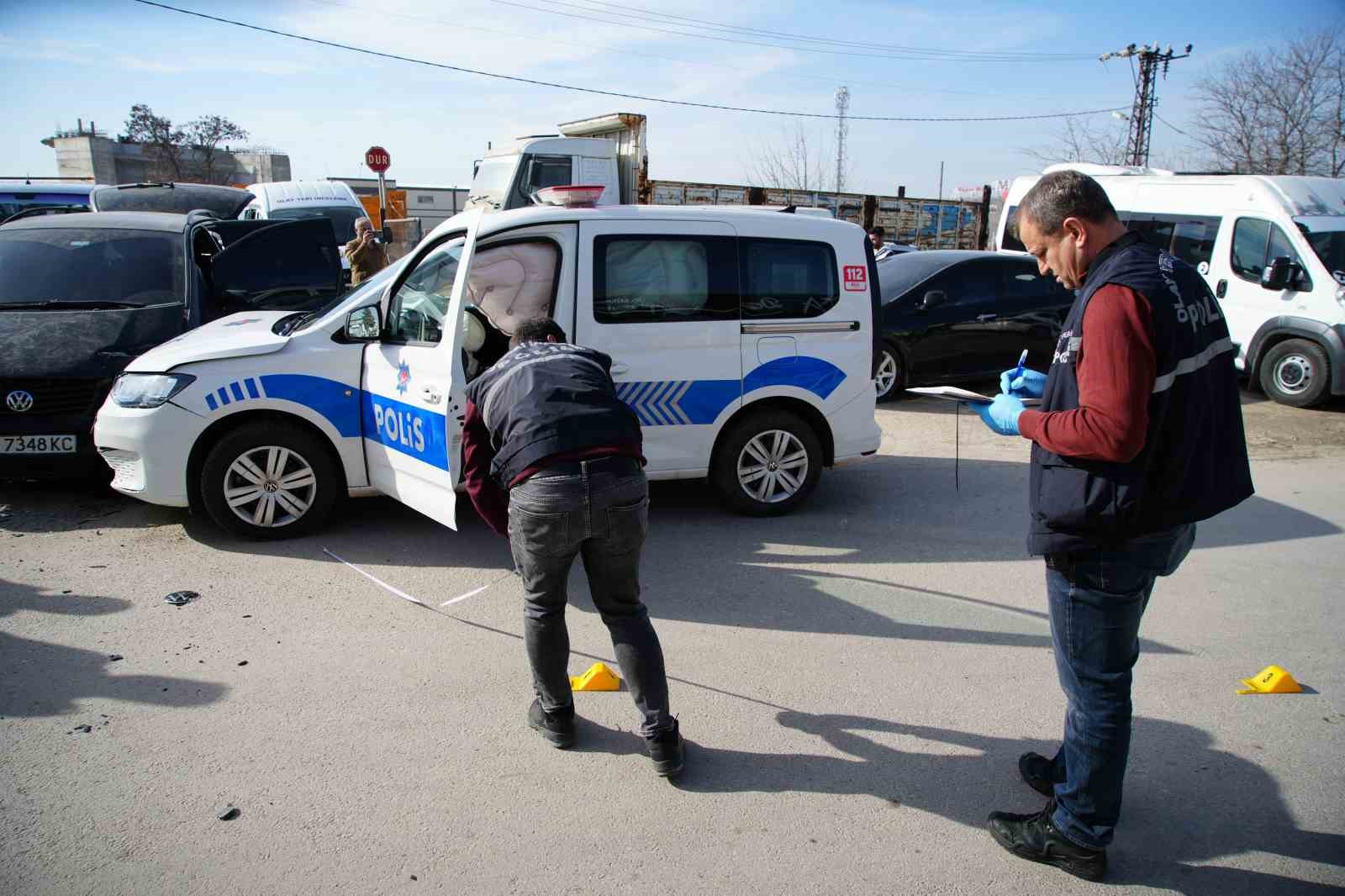 Edirne&rsquo;de g&uuml;nlerdir polislerden ka&ccedil;an s&uuml;r&uuml;c&uuml; ekip otosuna &ccedil;arptı: 2 polis yaralı
