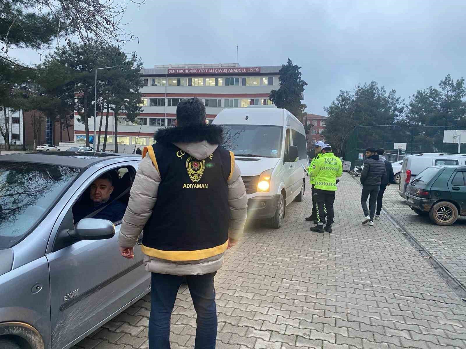 Okul &ouml;nlerinde asayiş denetimi yapıldı
