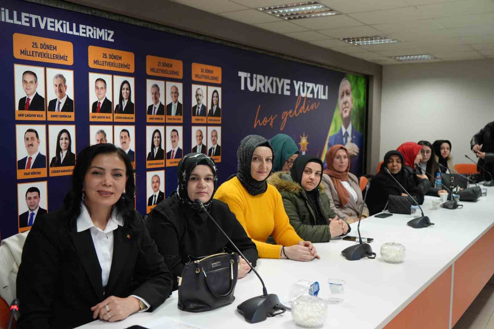 AK kadınlar siyaset akademisi sertifikalarını aldılar
