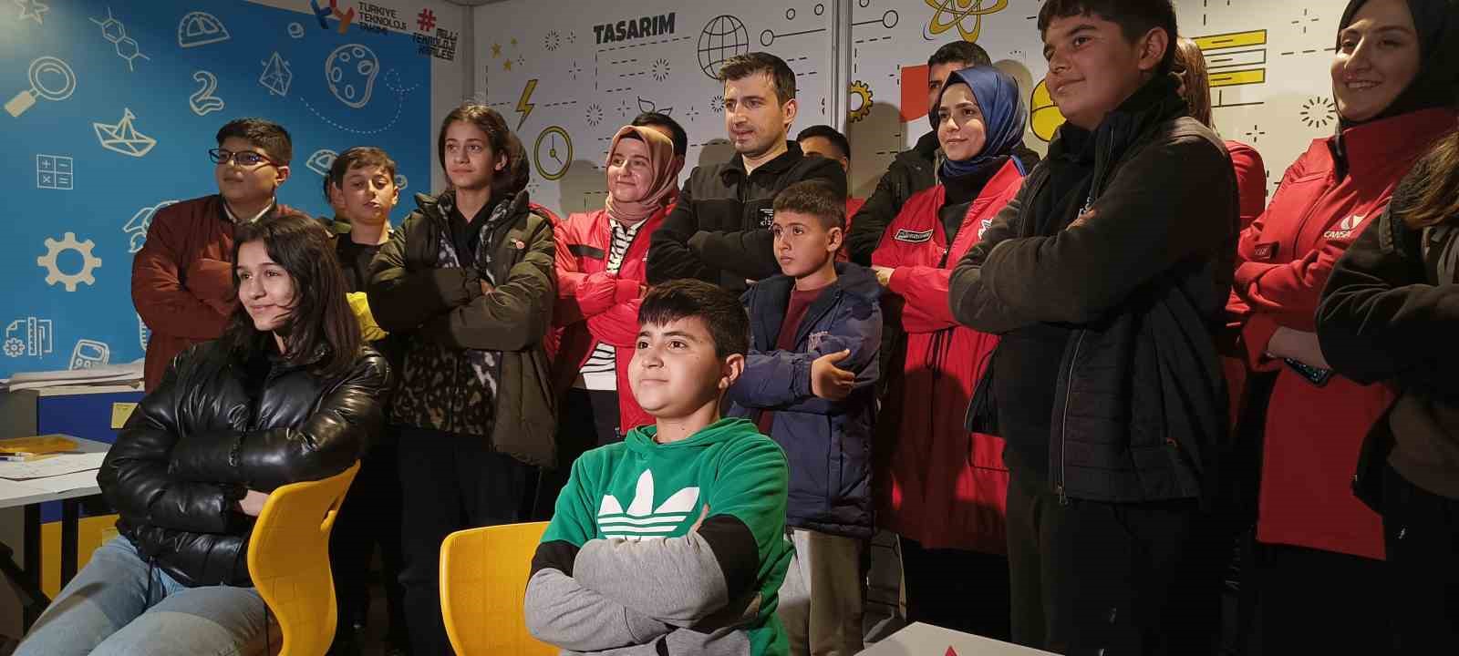 Selçuk Bayraktar’dan yıl dönümünde deprem bölgesine ziyaret