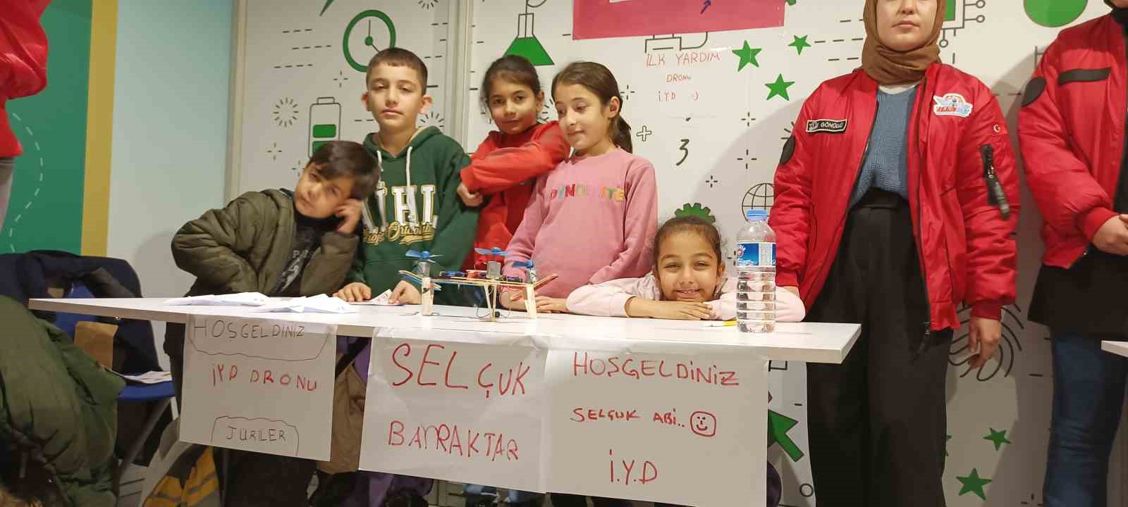 Sel&ccedil;uk Bayraktar&rsquo;dan yıl d&ouml;n&uuml;m&uuml;nde deprem b&ouml;lgesine ziyaret
