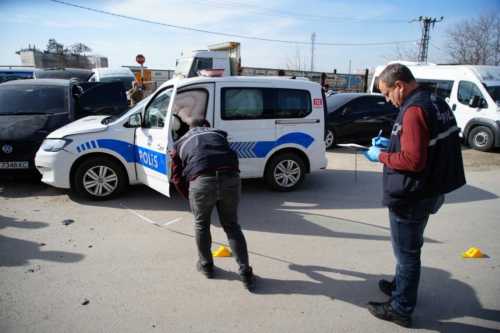 Yaralı polislerin, suçlunun peşini bir an olsun bırakmaması kameraya yansıdı