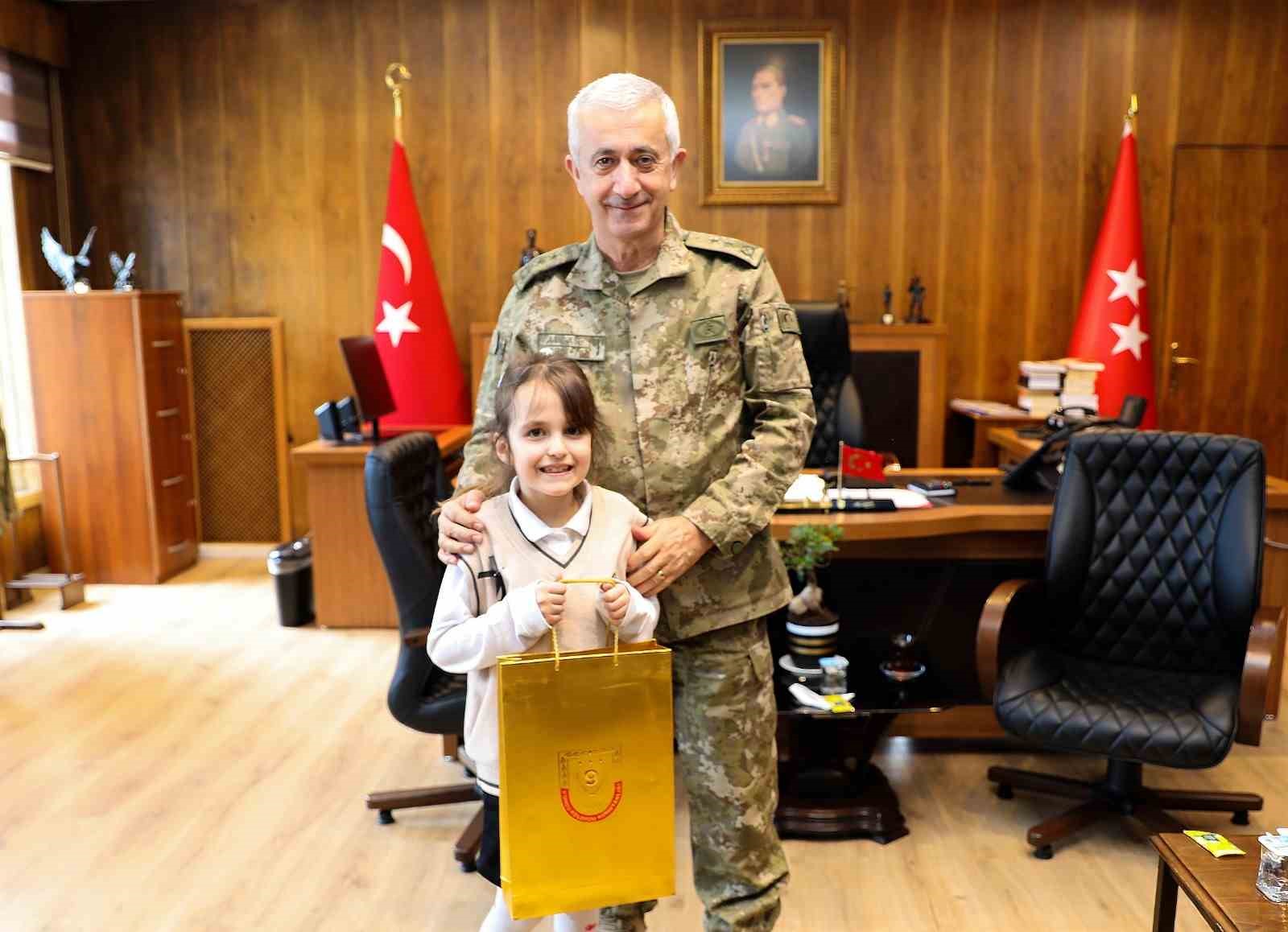 Kolordu Komutanı Tümgeneral Tevfik Algan, minik öğrencileri kabul etti
