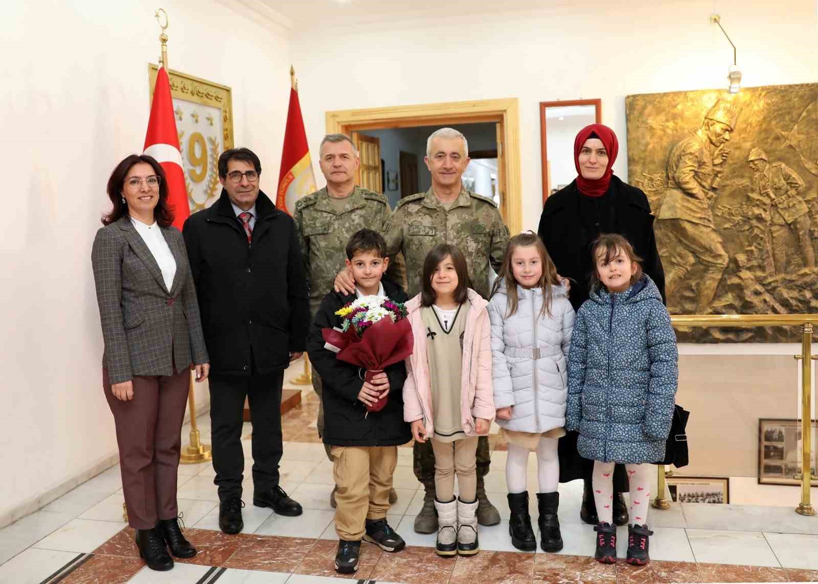 Kolordu Komutanı T&uuml;mgeneral Tevfik Algan, minik &ouml;ğrencileri kabul etti
