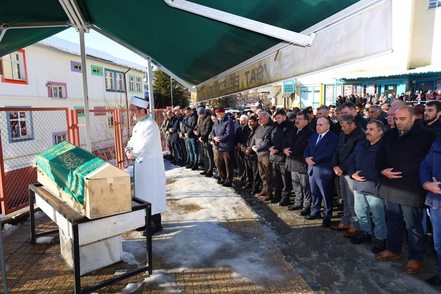 Artvin’de çığ altında kalarak hayatını kaybeden operatör son yolculuğuna uğurlandı