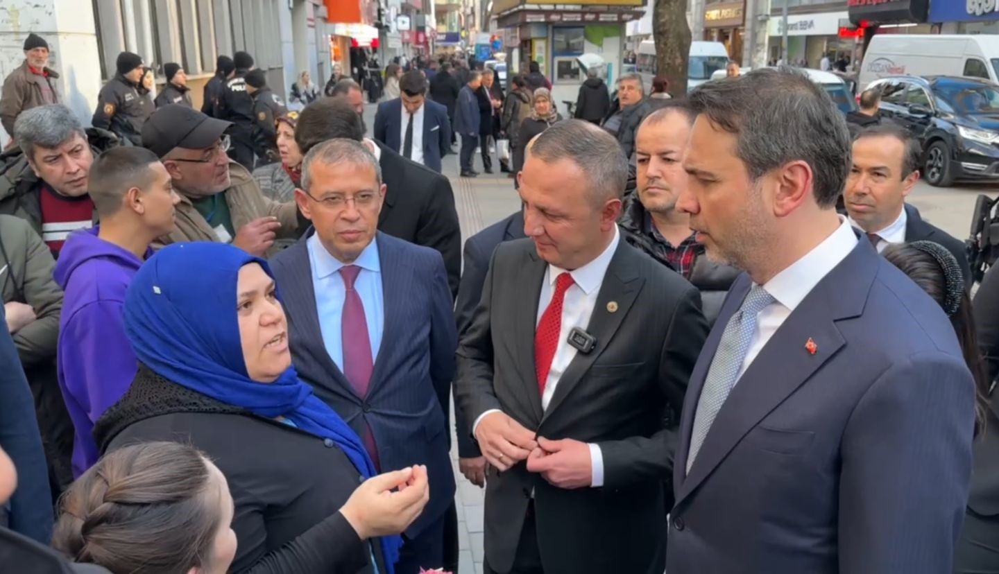 Enerji Bakanı ile karşılaşan kadın, ka&ccedil;ak madenlerin kapatılmasını istedi
