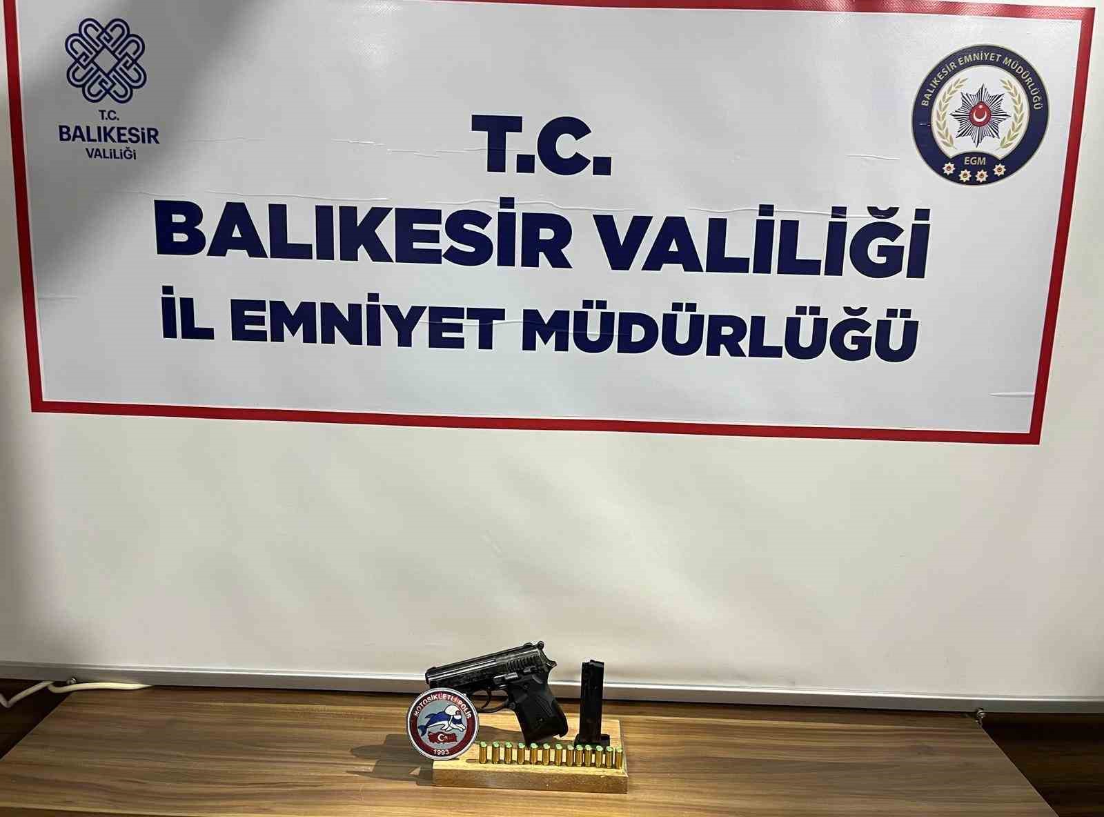 Aranan şahıstan uyuşturucu madde &ccedil;ıktı
