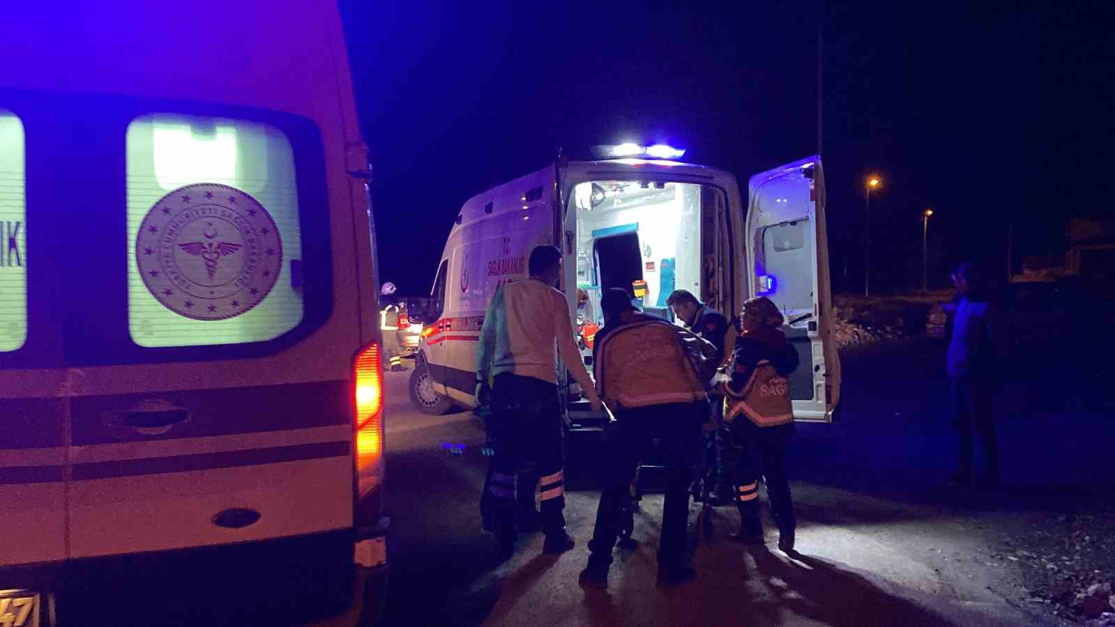 Erzincan&rsquo;da iki otomobil &ccedil;arpıştı: 1&rsquo;i ağır 3 yaralı
