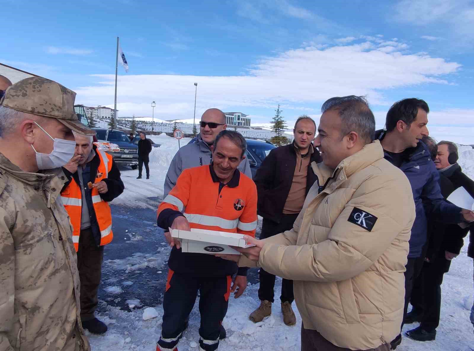 Vali Çiçek, kar savaşçılarının çalışmalarını denetledi
