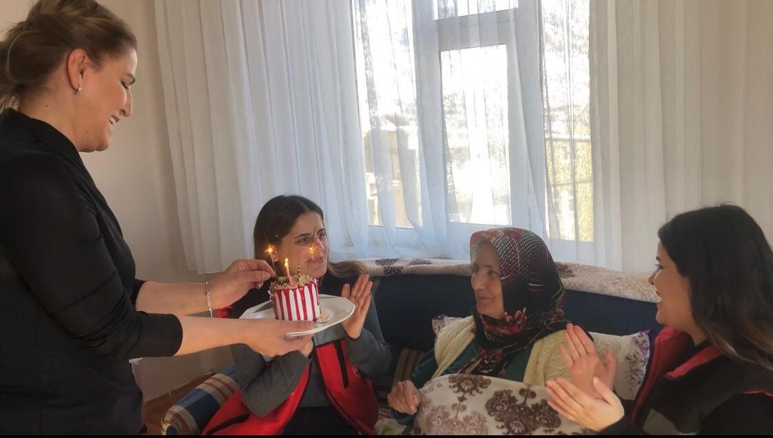 Hakkarili Zeynep Teyze’ye doğum günü sürprizi