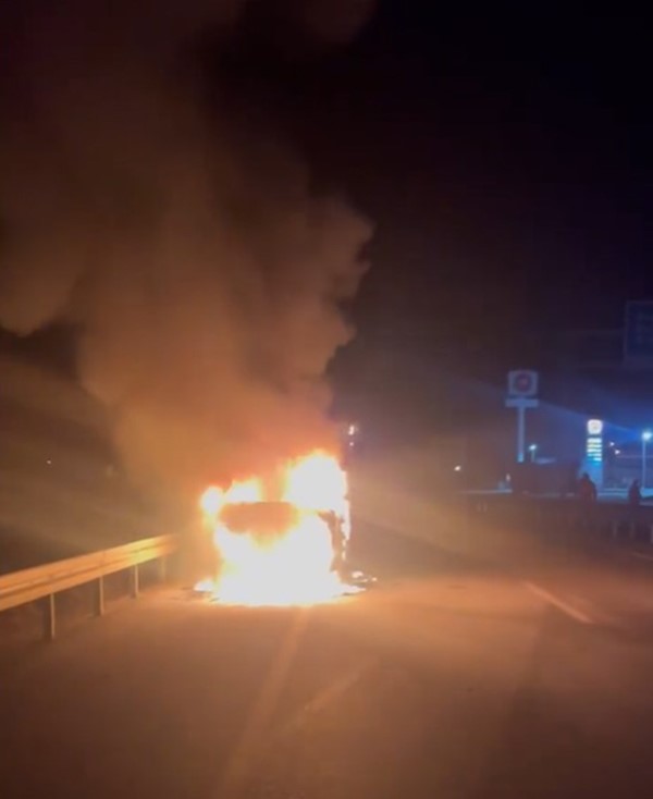 Tokat&rsquo;ta alev alan kamyonet k&uuml;l oldu
