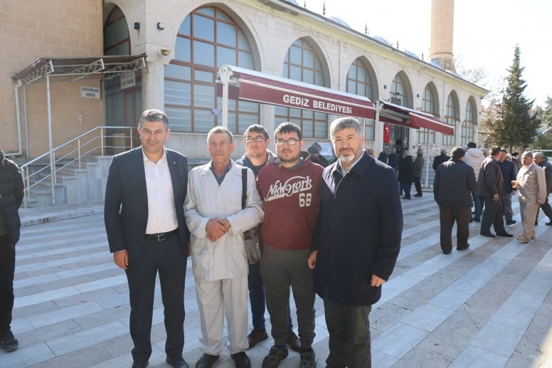 Gediz&rsquo;de 28 umreci kutsal topraklara uğurlandı
