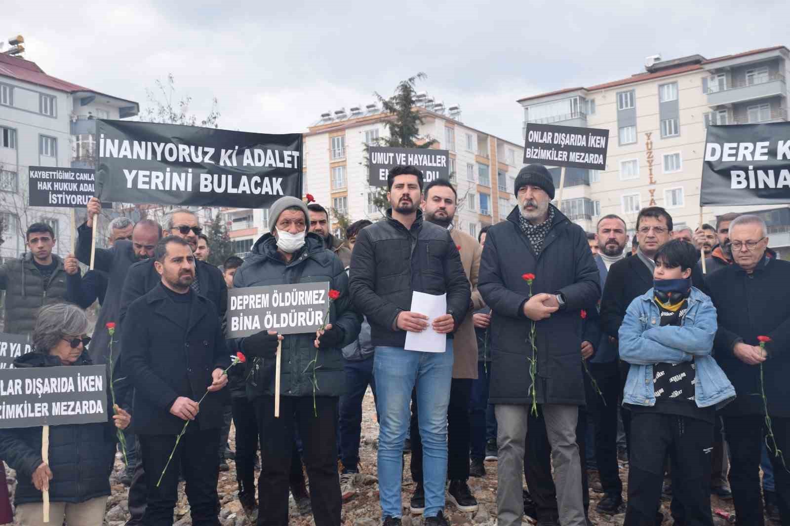 Besni&rsquo;de depremzedeler m&uuml;teahhite tepki g&ouml;sterdi
