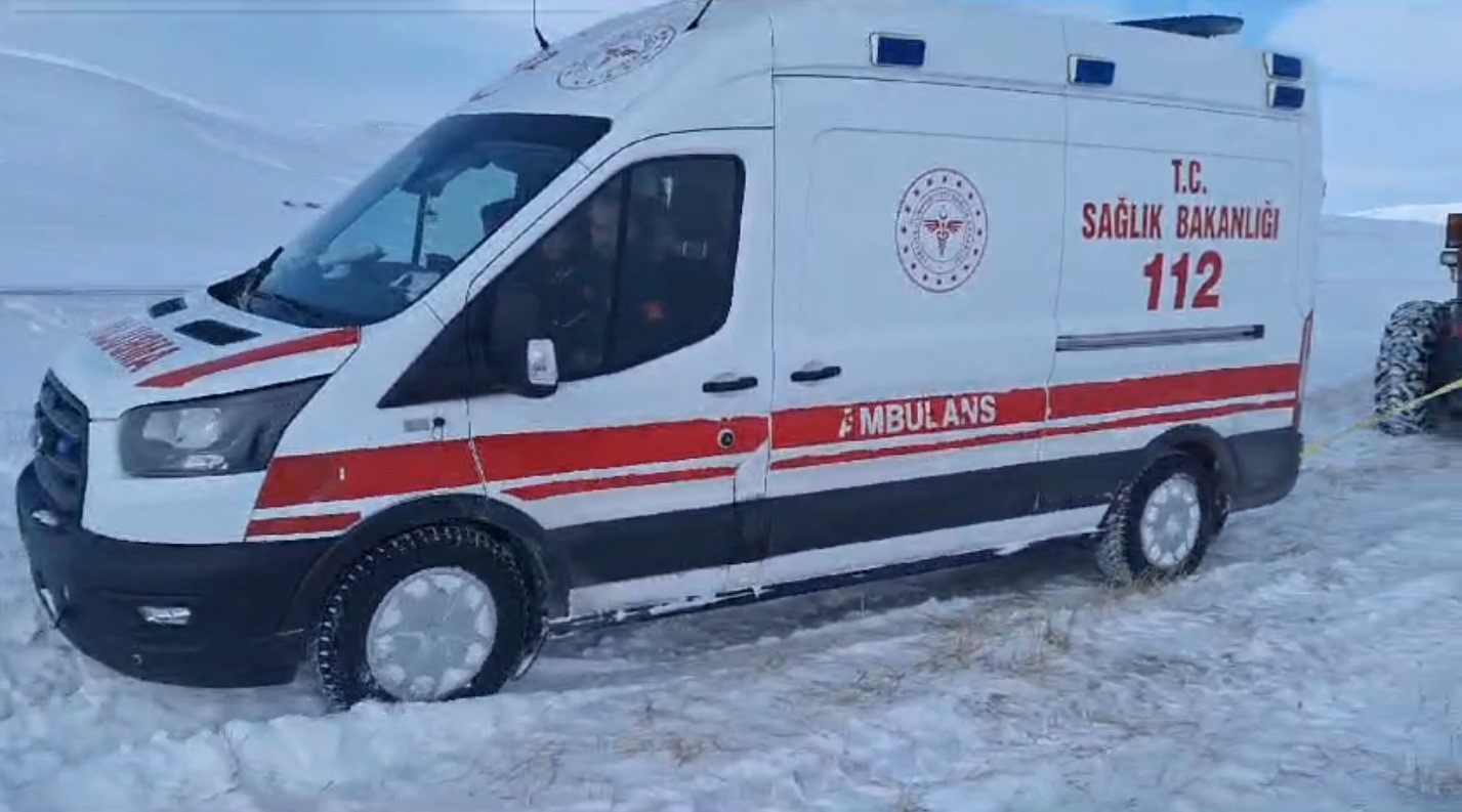 Kars’ta hastaya giden ambulans kara saplandı