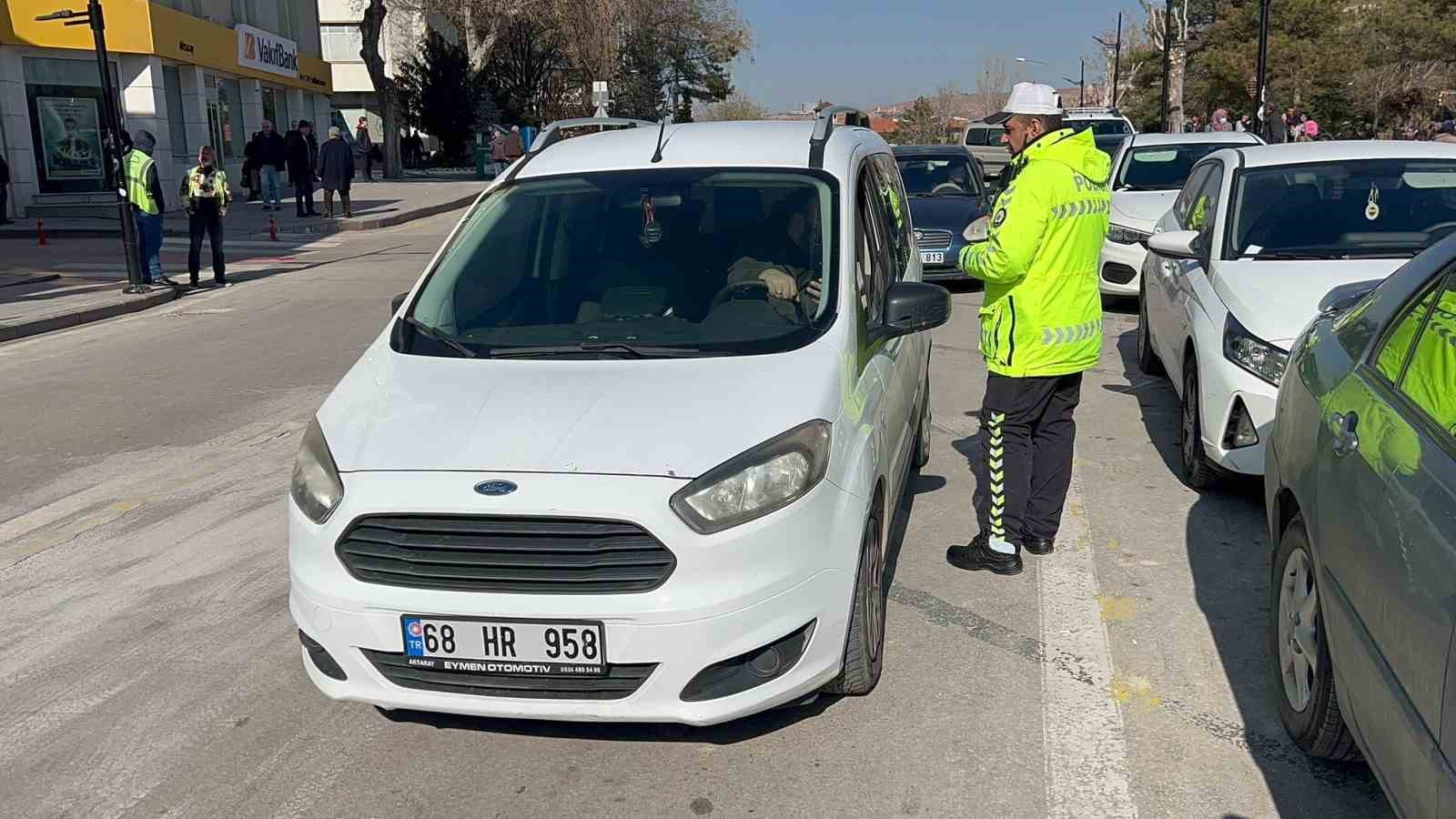 Aksaray&rsquo;da 12 saatlik uygulamada bin 200 ara&ccedil; denetlendi
