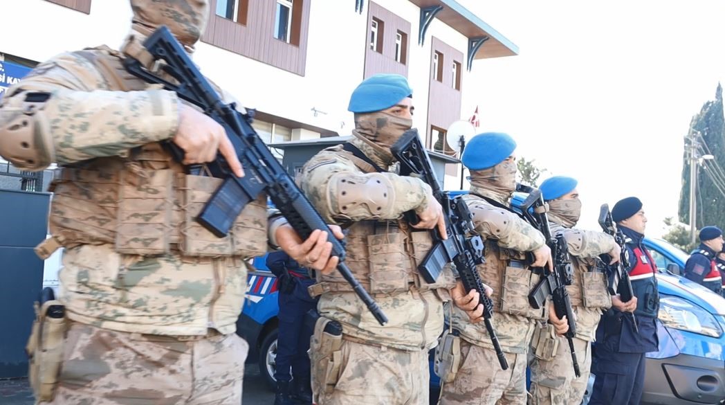 Komandolar hırsızlara karşı sahada
