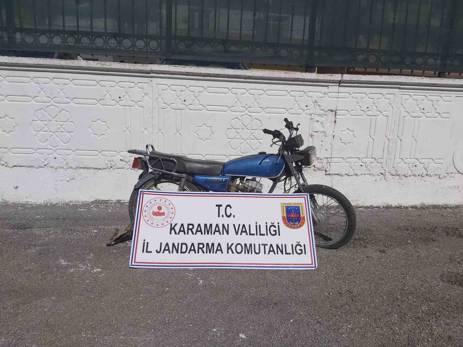 Jandarma 6 ay önce çalınan motosikleti bulup sahibine teslim etti
