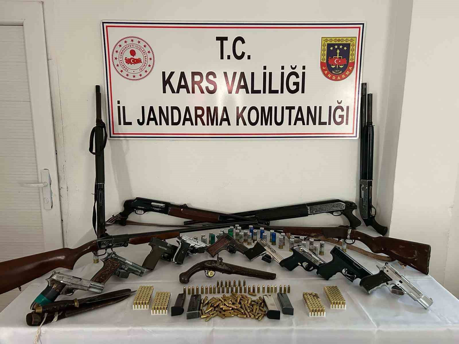 Kars’ta jandarmadan 9 ayrı adrese operasyon