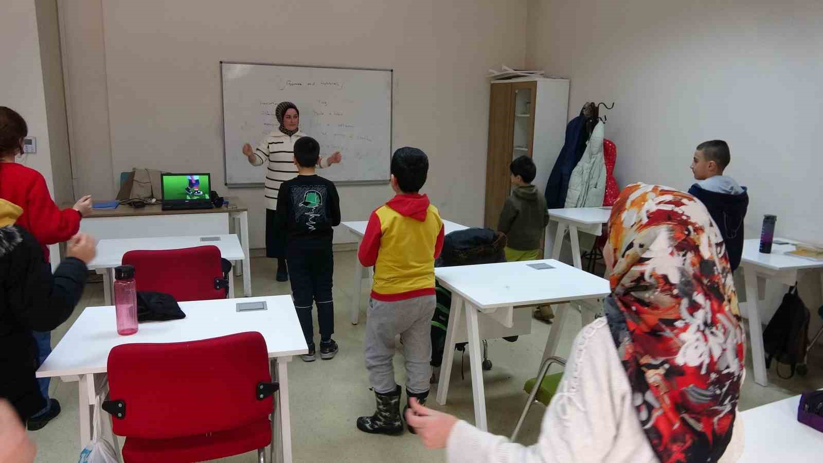 Minikler İngilizce kursunda hem eğleniyor hem &ouml;ğreniyor
