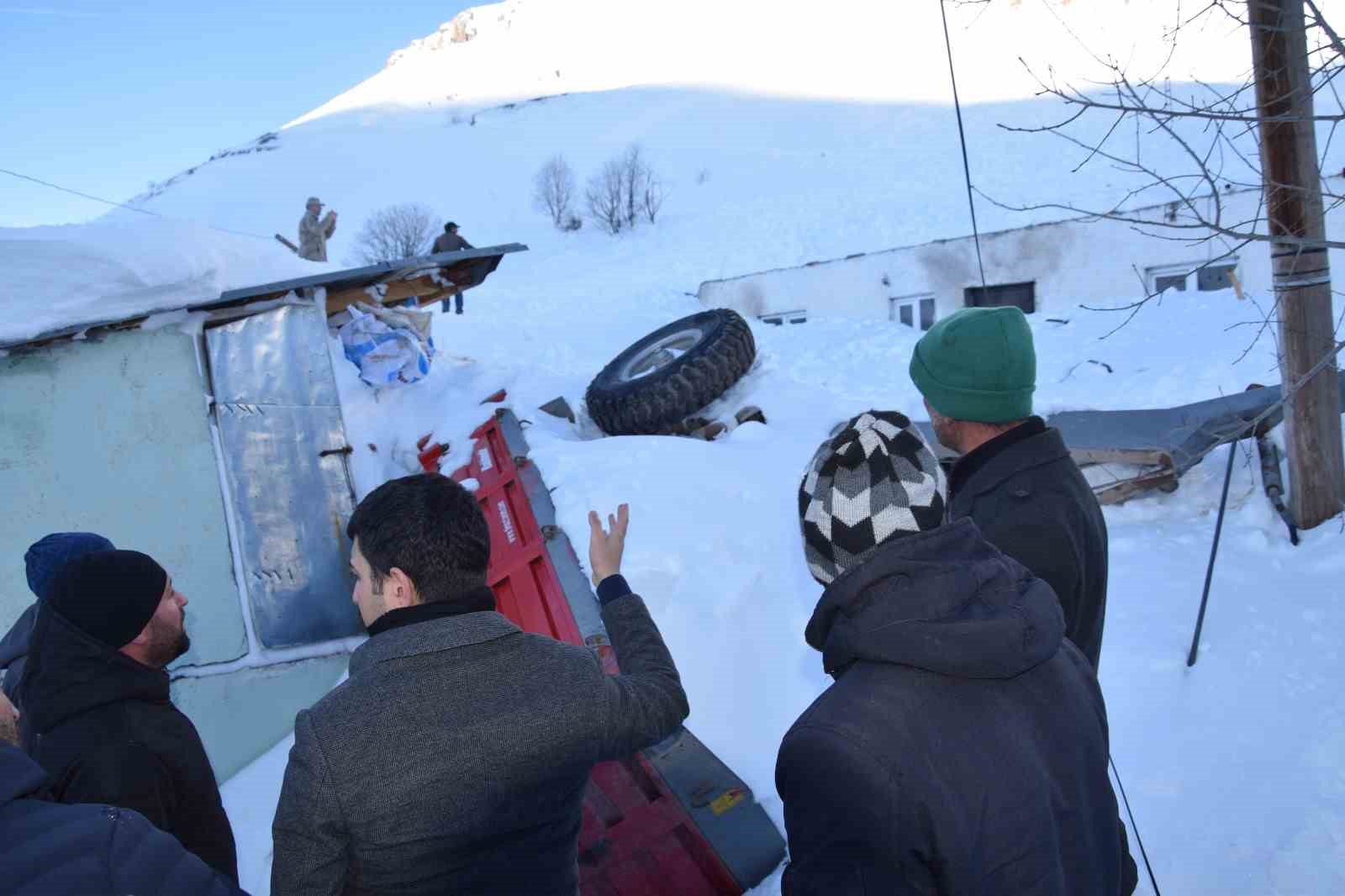 Posof’ta köye çığ düştü