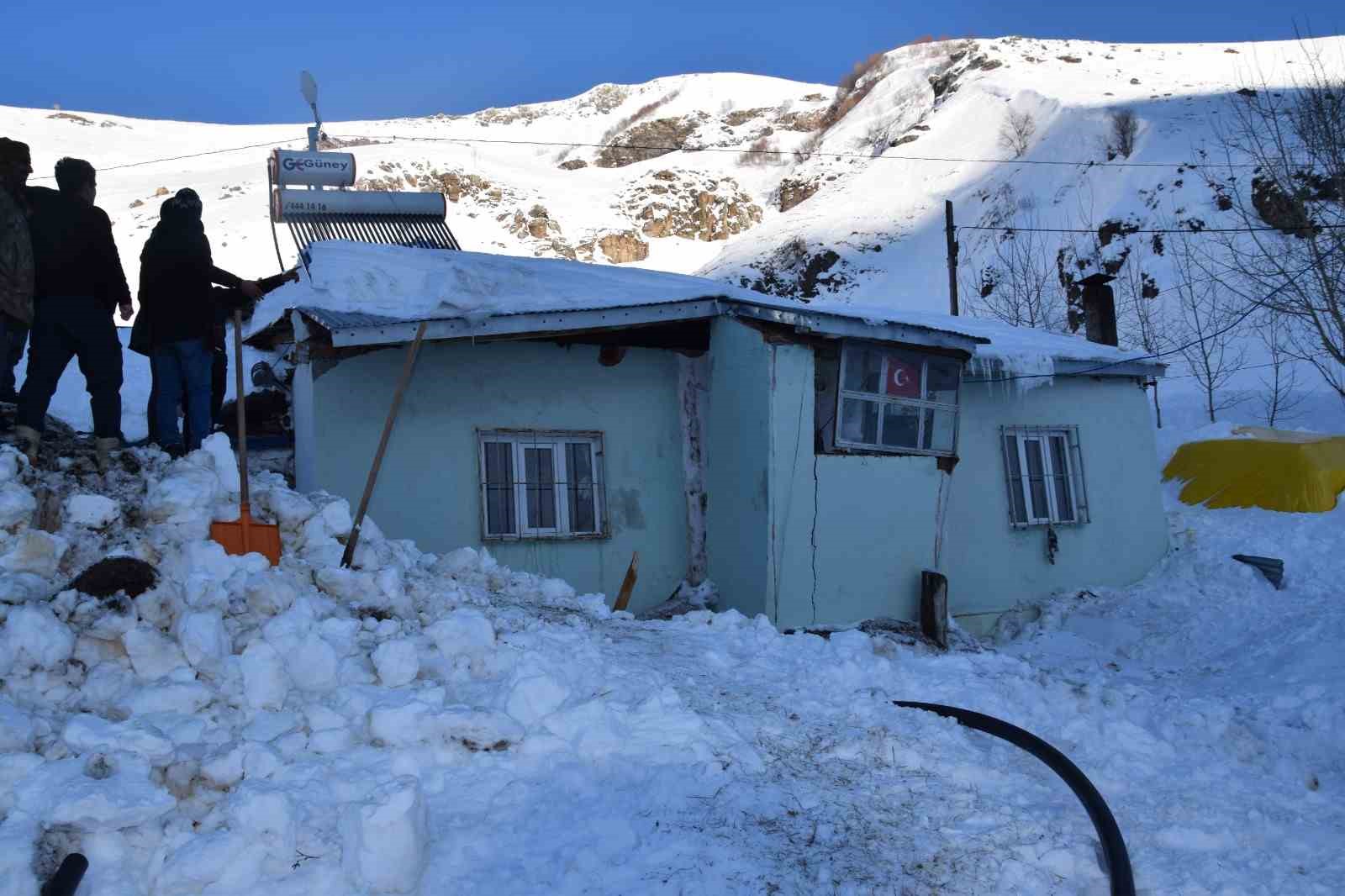 Posof’ta köye çığ düştü
