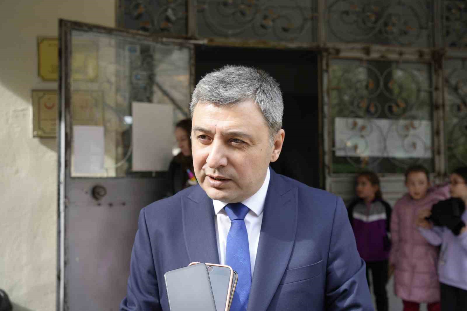 Okulları gezdi, k&ouml;y okulları i&ccedil;in harekete ge&ccedil;ti
