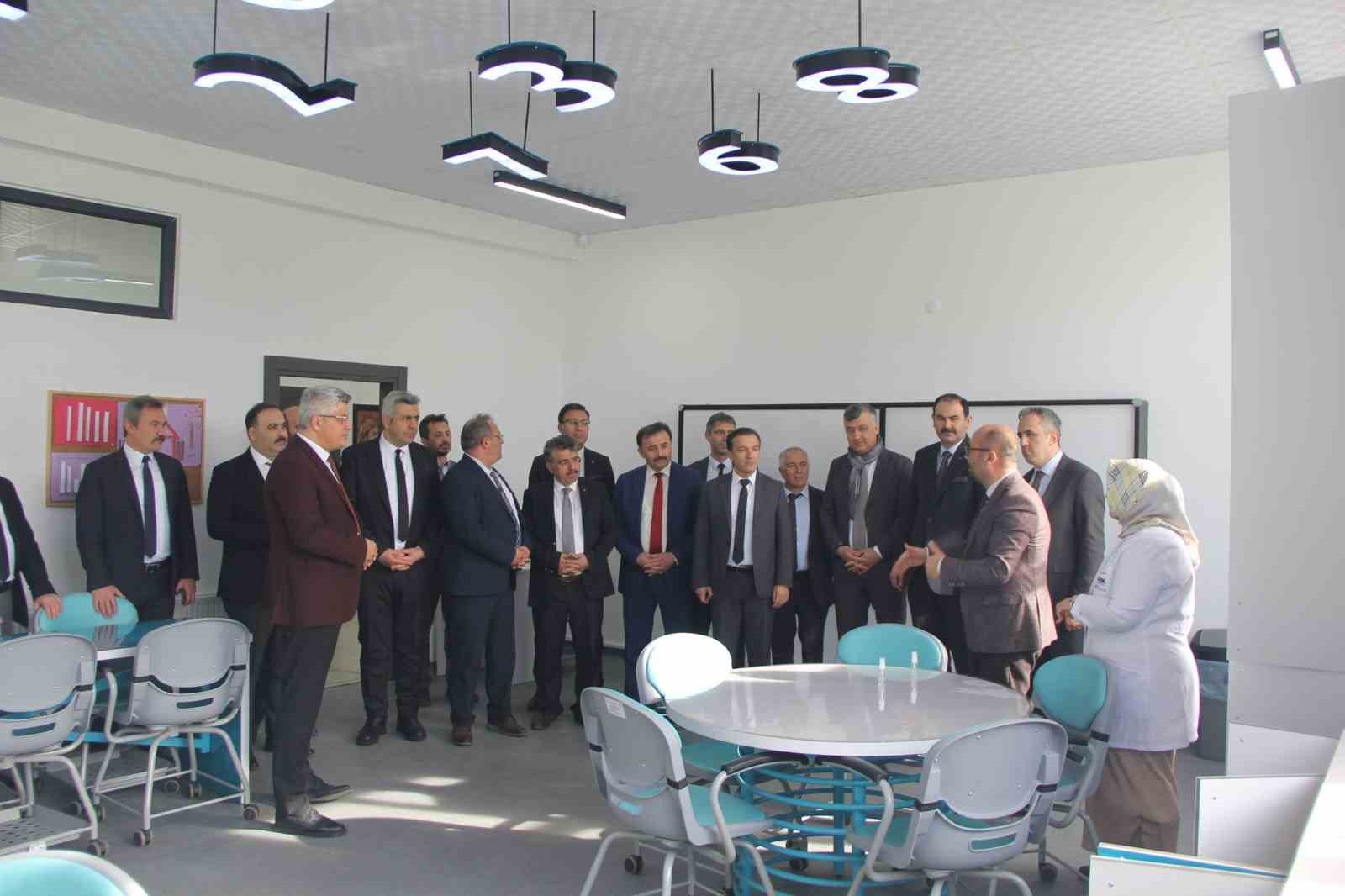 M&uuml;d&uuml;rlerden Akıncı pozu
