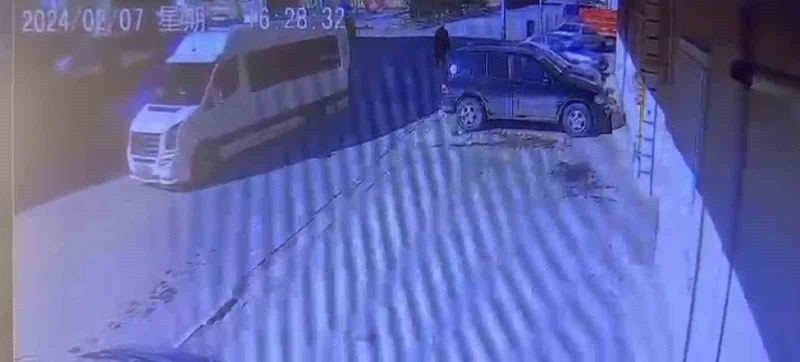 Geri giden minibüs yaşlı adamı ezdi, o anlar kameraya yansıdı